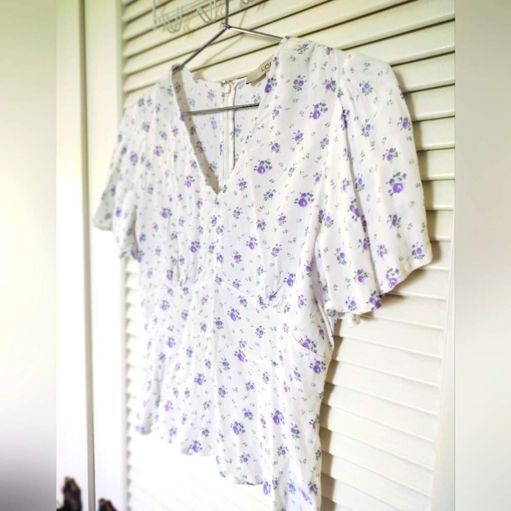Loft 100% Rayon Size 2 White Purple Floral Blouse Back Zip Flutter Sleeve